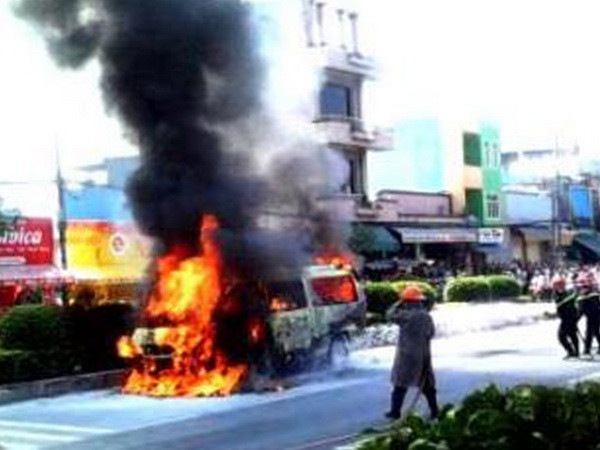 Thành phố Hồ Chí Minh: Cháy xe 16 chỗ, nhiều người thoát chết ảnh 1