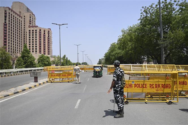 Cảnh sát dựng chốt chặn tại một tuyến phố ở New Delhi, Ấn Độ khi lệnh phong tỏa được áp đặt nhằm ngăn chặn sự lây lan của dịch COVID-19, ngày 18/4/2021. (Ảnh: AFP/TTXVN) Ấn Độ phong tỏa thủ đô trong 6 ngày nhằm kiểm soát dịch ảnh 1
