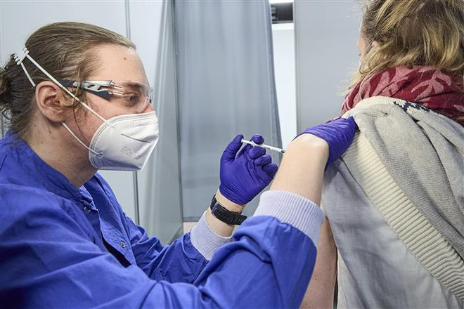 Chuyên gia y tế Australia kêu gọi chiến lược vaccine+ toàn cầu ảnh 1