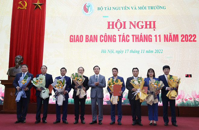 Bộ trưởng Trần Hồng Hà trao quyết định điều động, bổ nhiệm lãnh đạo 8 đơn vị mới trực thuộc bộ. (Ảnh: Kiên Trung) Bổ nhiệm Thứ trưởng Bộ TN-MT và lãnh đạo 8 đơn vị trực thuộc ảnh 2