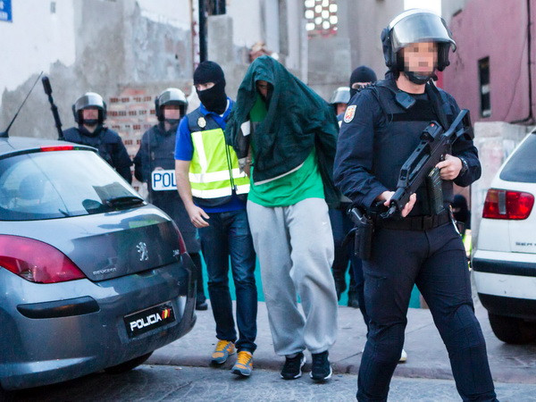 Cảnh sát Tây Ban Nha bắt giữ các nghi can khủng bố ở Melilla ngày 28/9. (Nguồn: AFP/TTXVN) Tây Ban Nha bắt giữ 2 đối tượng liên quan đến tổ chức IS ảnh 1