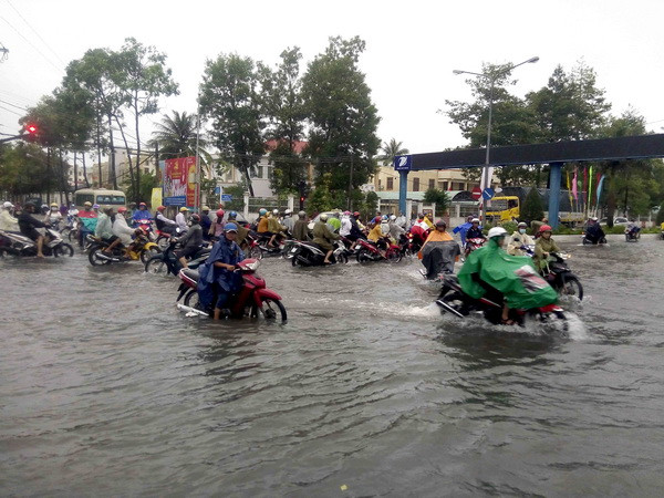 Mưa lớn kéo dài, nhiều tuyến đường tại các địa phương ngập nặng ảnh 1