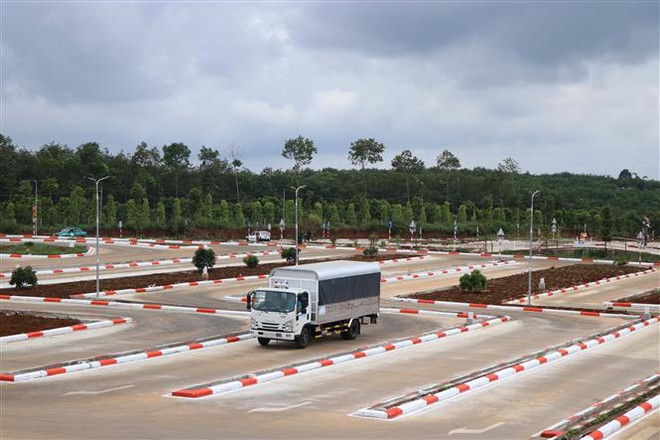 Thí sinh sát hạch hạng C thi phần sa hình. (Ảnh: Ngọc Minh/TTXVN) Dối trá, khai man để được cấp lại giấy phép lái xe sẽ bị xử lý nghiêm ảnh 1