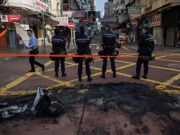 Gần 90 cảnh sát bị thương sau vụ đụng độ ở Hong Kong ảnh 1