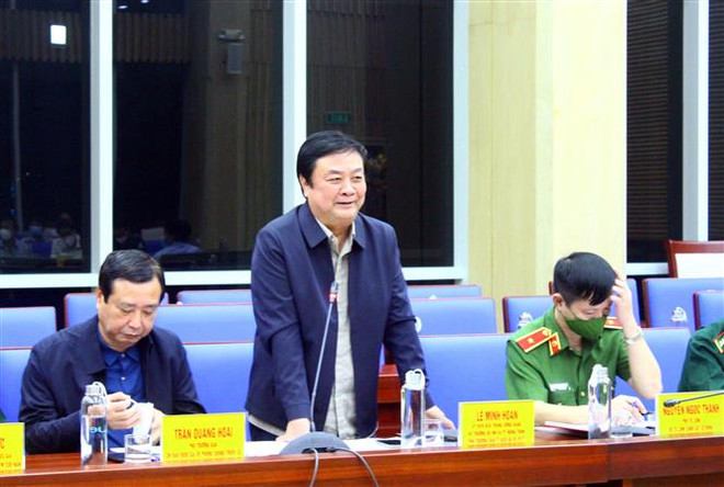 Bộ trưởng Bộ Nông nghiệp và Phát triển Nông thôn Lê Minh Hoan phát biểu tại buổi làm việc. (Ảnh: Tá Chuyên/TTXVN) Nghệ An, Hải Phòng sẵn sàng ứng phó với bão số 8 sẽ gây mưa lớn ảnh 2