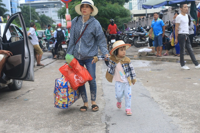 Người dân ùn ùn đổ về thủ đô sau nghỉ lễ, xe khách nhồi nhét ảnh 3