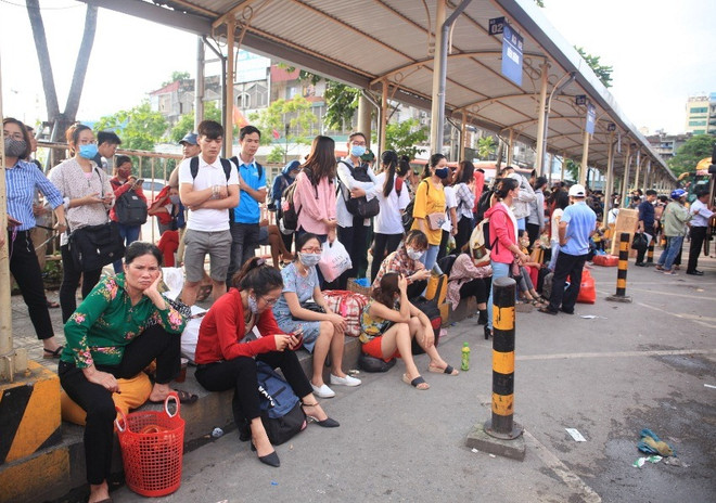 Người dân ùn ùn đổ về thủ đô sau nghỉ lễ, xe khách nhồi nhét ảnh 4