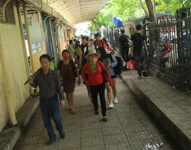 Người dân ùn ùn đổ về thủ đô sau nghỉ lễ, xe khách nhồi nhét ảnh 1