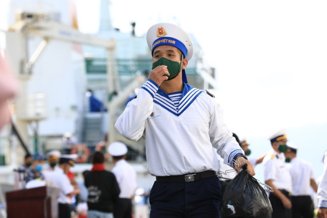 Chiến sỹ Hải quân nhận nhiệm vụ tại huyện đảo Trường Sa. (Ảnh: Thành Đạt/TTXVN) Quân và dân đảo Sinh Tồn hướng về Đại hội XIII của Đảng ảnh 1