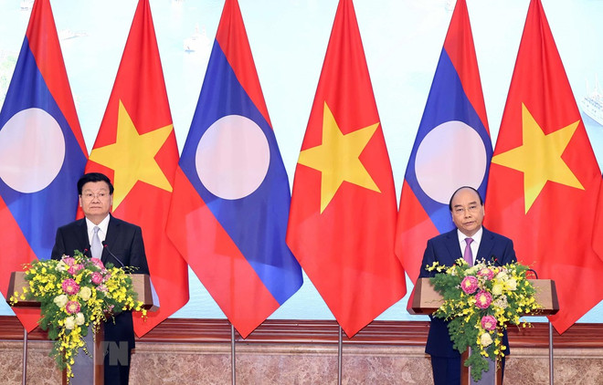 Thủ tướng Nguyễn Xuân Phúc và Thủ tướng Lào Thongloun Sisoulith họp báo chung sau khi kết thúc Kỳ họp lần thứ 43 Ủy ban liên Chính phủ Việt-Lào. (Ảnh: Thống Nhất/TTXVN) Quan hệ Việt-Lào càng trở nên đặc biệt trong đại dịch COVID-19 ảnh 2