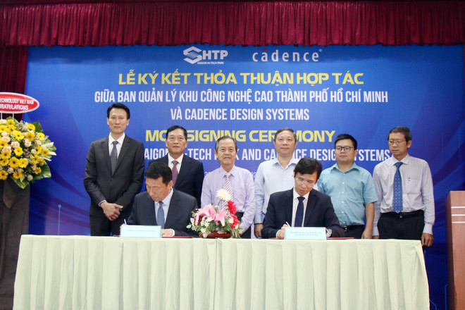 Khu Công nghệ cao Thành phố Hồ Chí Minh (SHTP) và Cadence Design Systems (CDNS, Hoa Kỳ) tổ chức ký kết ghi nhớ hợp tác phát triển đội ngũ nhân lực thiết kế trong lĩnh vực điện tử và thúc đẩy phát triển ngành công nghiệp vi mạch bán dẫn tại Việt Nam. (Ảnh: Tiến Lực/ TTXVN) TTXVN_2603vimachbandan.jpg