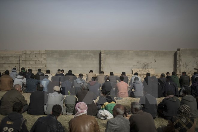 Đánh bom đoàn xe chở người dân Iraq chạy nạn, 18 người chết ảnh 1