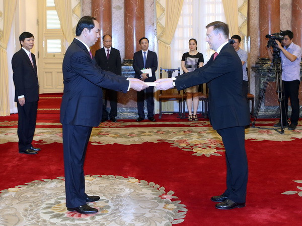 Chủ tịch nước Trần Đại Quang tiếp các Đại sứ trình Quốc thư ảnh 1