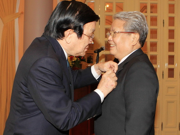 Trao huy hiệu 55 năm tuổi đảng cho nguyên Chủ tịch nước Trần Đức Lương ảnh 1