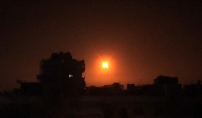 Israel tiến hành cuộc không kích tại địa điểm không xác định ở Syria ngày 6/2/2020. (Ảnh: AFP/TTXVN) Israel tiến hành không kích các mục tiêu tại Syria và Gaza ảnh 1