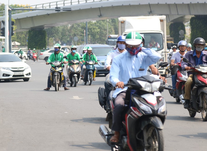 Xử lý nghiêm tài xế GrabBike dùng điện thoại khi đang lái xe ảnh 1