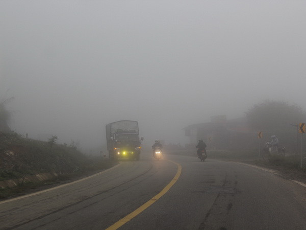 Sương mù vẫn tiếp tục xuất hiện về đêm và sáng sớm tại miền Bắc ảnh 1