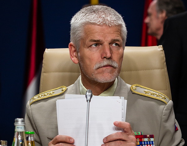 NATO xem xét tăng cường hỗ trợ huấn luyện quân sự cho Iraq ảnh 1