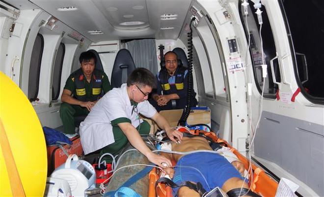 Bệnh xá đảo Sơn Ca cứu chữa kịp thời hai ngư dân bị nạn trên biển ảnh 1