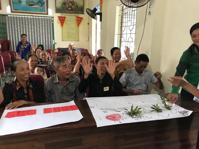 Tập huấn về kỹ thuật thu hái tràm organic tại Công ty Viên Minh. (Ảnh: Vietnam+) Đóng góp của những ‘bóng hồng' trên chặng đường phát triển bền vững ảnh 3