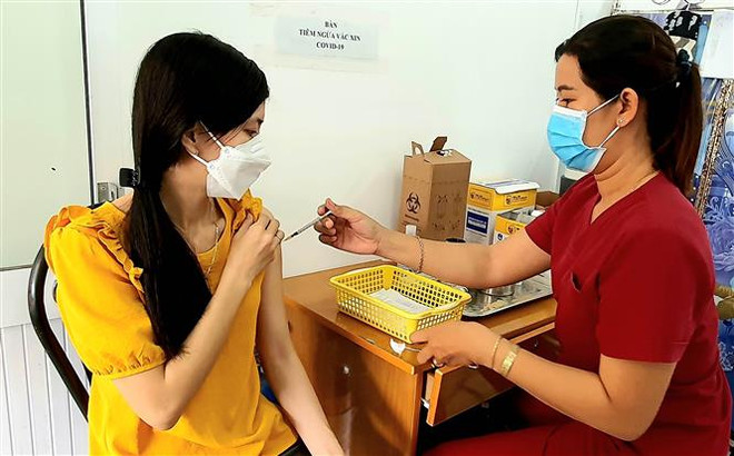 Lực lượng y tế tiêm vaccine phòng COVID-19 ở Sóc Trăng. (Ảnh: Trung Hiếu/TTXVN) Ngày 24/10: Ghi nhận 2 ca tử vong do COVID-19 tại Tây Ninh ảnh 1