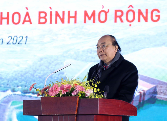Thủ tướng Nguyễn Xuân Phúc phát biểu tại lễ khởi công Dự án Nhà máy thuỷ điện Hoà Bình mở rộng. (Ảnh: Thống Nhất/TTXVN) Thủ tướng phát lệnh khởi công Dự án Nhà máy thủy điện Hòa Bình mở rộng ảnh 2
