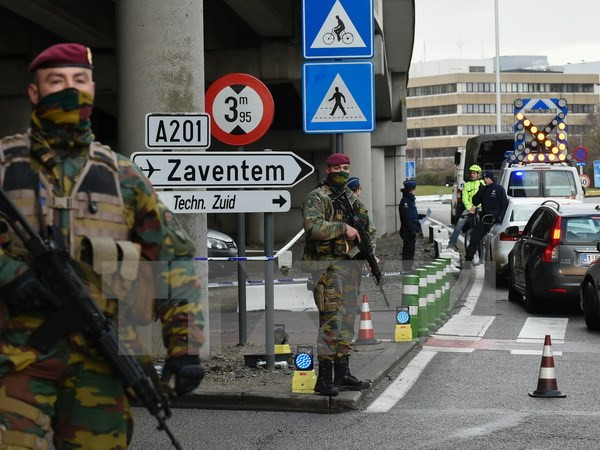 Cảnh sát và binh sỹ Bỉ gác tại lối vào sân bay Zaventem. (Nguồn: AFP/TTXVN) Bỉ bắt thêm nghi can trong loạt vụ tấn công khủng bố ở Brussels ảnh 1