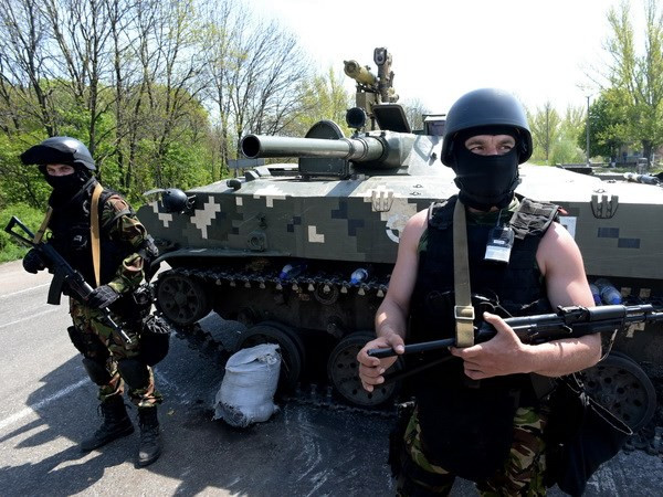 Binh sỹ Ukraine gác tại thành phố Slavyansk ngày 27/4. (Nguồn: AFP/TTXVN) Ukraine tổ chức hội nghị "bàn tròn" cho giới chính trị gia ảnh 1