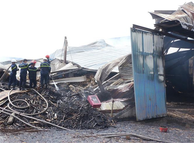 Bình Định: Kho chứa gỗ rộng 1.000m2 bốc cháy suốt 12 giờ đồng hồ ảnh 1