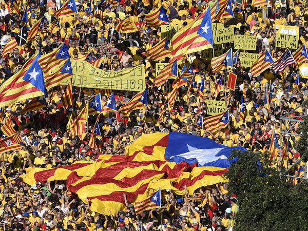 Ngày 19/10, hàng nghìn người đã tham gia cuộc tuần hành do ANC phát động ở quảng trường Catalunya, thành phố Barcelona để yêu cầu tiến hành cuộc tổng tuyển cử trước thời hạn. (Nguồn: AFP/TTXVN) Tây Ban Nha: Chính phủ tiếp tục ngăn chặn Catalonia đòi độc lập ảnh 1
