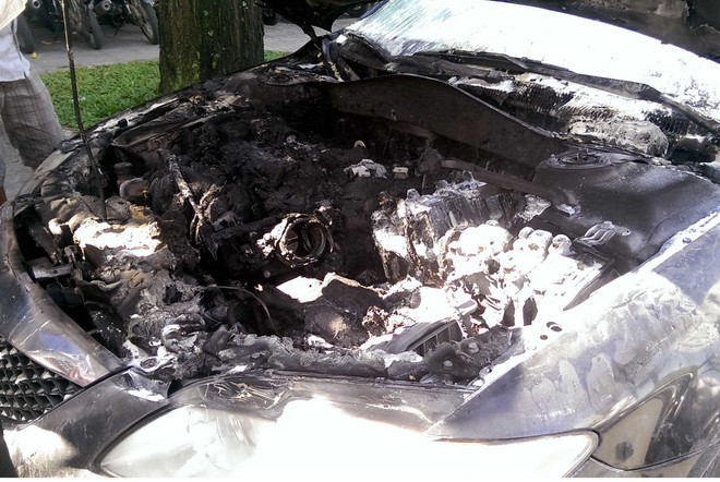 TP.HCM: Xe ôtô bất ngờ bốc cháy ngùn ngụt khi đang lưu thông ảnh 1