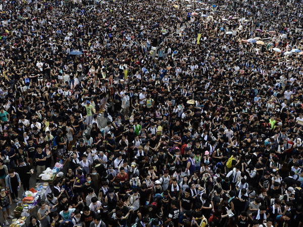 Bất ổn tại Hong Kong khiến chứng khoán toàn cầu nhuộm sắc đỏ ảnh 1