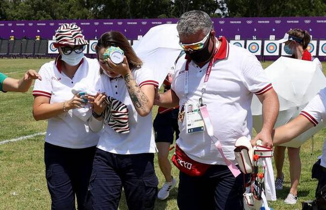 Svetlana Gomboeva được chăm sóc sau khi ngất xỉu. (Nguồn: Getty Images) Cung thủ Nga ngất xỉu khi đang thi đấu tại Olympic Tokyo 2020 ảnh 1