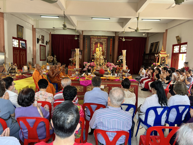 Quang cảnh lễ cầu an Tết Thượng nguyên tại Chùa Cảnh Phước ở Bangkok, Thái Lan. (Ảnh: Đỗ Sinh/TTXVN) ttxvn_le cau an thuong nguyen (2).jpg
