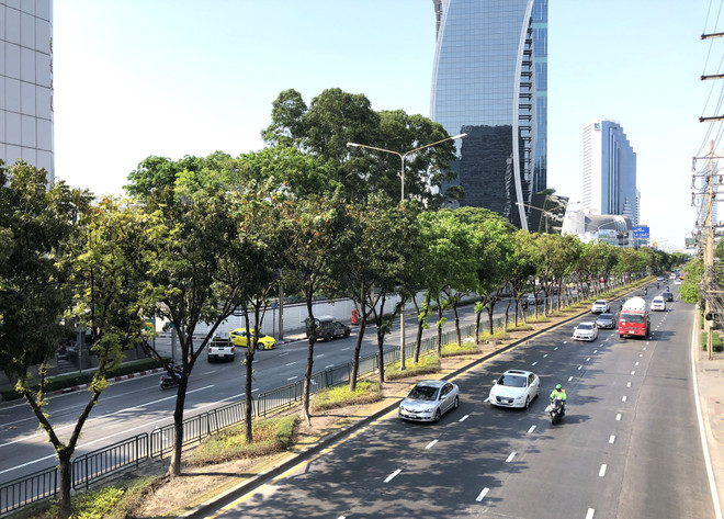 Tuyến đường Ratchadaphisek thường tắc nghẽn giao thông tại trung tâm thủ đô Bangkok của Thái Lan trở nên thông thoáng vào giờ cao điểm ngày cuối tuần do người dân hạn chế ra đường theo Sắc lệnh về tình trạng khẩn cấp. (Ảnh: Ngọc Quang/TTXVN) Dịch COVID-19: Người dân Thái Lan lặng lẽ đón Tết cổ truyền Songkran ảnh 1