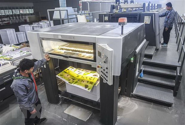 Công nhân làm việc tại nhà máy tỉnh Hà Bắc, miền Bắc Trung Quốc. (Ảnh: THX/TTXVN) Trung Quốc: Hàng triệu người không được hưởng trợ cấp thất nghiệp ảnh 1