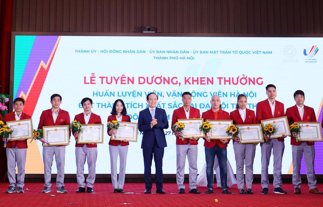 Lãnh đạo thành phố Hà Nội trao bằng khen cho các huấn luyện viên, vận động viên. (Ảnh: Vietnam+) SEA Games 31: Khích lệ ý chí vươn lên, mang vinh quang về cho Tổ quốc ảnh 1