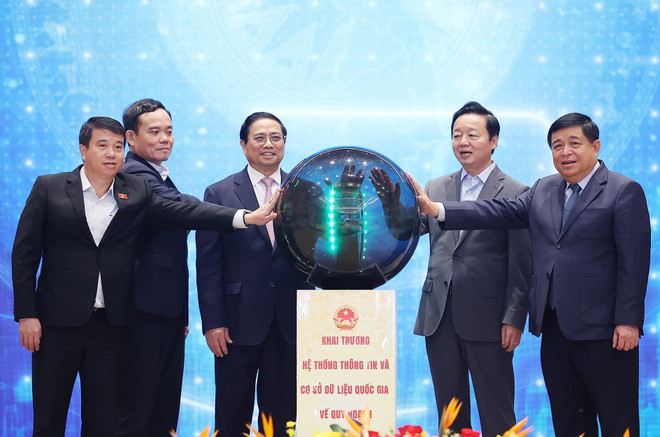 Thủ tướng Phạm Minh Chính và các đại biểu thực hiện nghi thức khai trương hệ thống thông tin và cơ sở dữ liệu quy hoạch quốc gia. (Ảnh: Dương Giang/TTXVN) Thực hiện tốt Quy hoạch tổng thể, xây dựng đất nước hùng cường ảnh 1