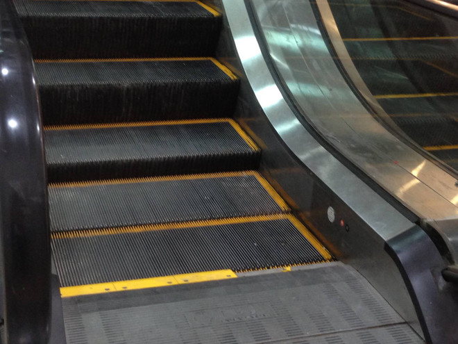 Hà Nội: Bé trai 3 tuổi bị kẹt chân ở thang cuốn tòa nhà cao tầng ảnh 1