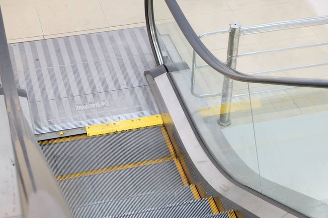 Hà Nội: Bé trai 3 tuổi bị kẹt chân ở thang cuốn tòa nhà cao tầng ảnh 2