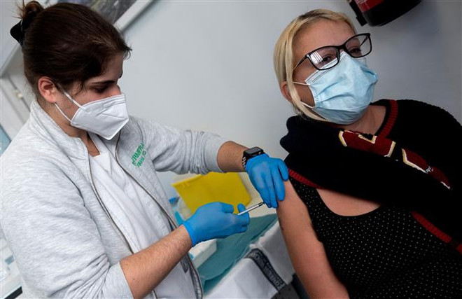 EU có thể cấp phép loại vaccine cho biến thể Omicron trong 3-4 tháng ảnh 1