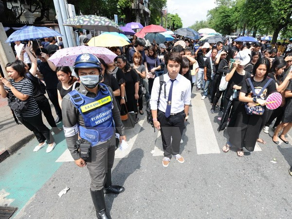 Người dân Thái Lan đến viếng Nhà vua Bhumibol Adulyadej tại Hoàng cung ở thủ đô Bangkok ngày 15/10. (Nguồn: THX/TTXVN) Chính phủ Thái Lan cảnh báo về nguy cơ bất ổn, kêu gọi đoàn kết ảnh 1