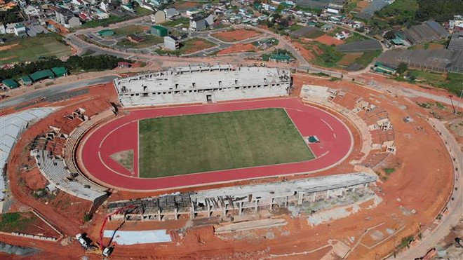 Sân vận động Đà Lạt vẫn ngổn ngang sau 8 năm xây dựng ảnh 1