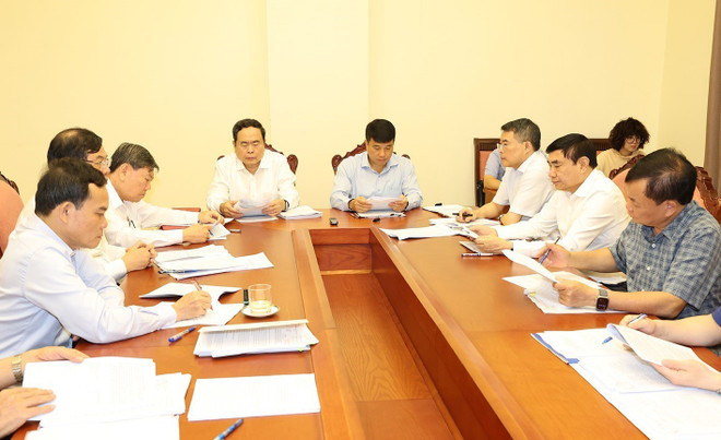Các đại biểu thảo luận tại tổ. (Ảnh: Trí Dũng/TTXVN) ttxvn_ngay_lam_viec_thu_hai_hoi_nghi_trung_uong_9_khoa_xiii_17_5.jpg