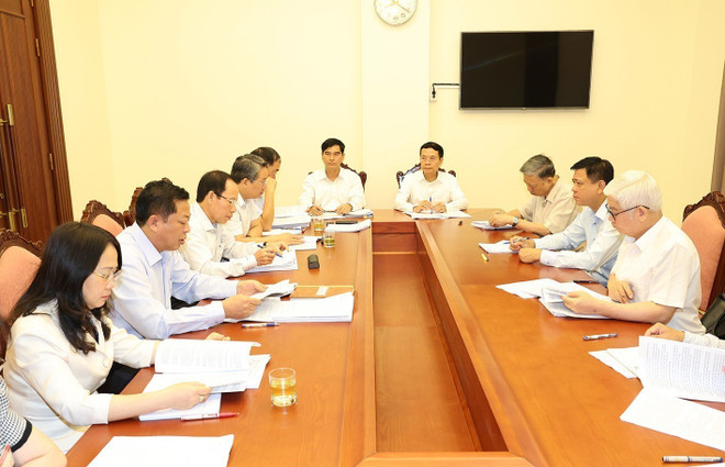 Các đại biểu thảo luận tại tổ. (Ảnh: Trí Dũng/TTXVN) ttxvn_ngay_lam_viec_thu_hai_hoi_nghi_trung_uong_9_khoa_xiii_17_4.jpg