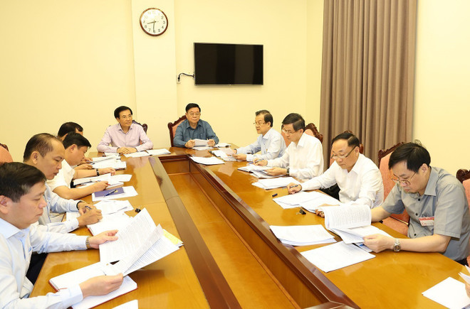 Các đại biểu thảo luận tại tổ. (Ảnh: Trí Dũng/TTXVN) ttxvn_ngay_lam_viec_thu_hai_hoi_nghi_trung_uong_9_khoa_xiii_17_2.jpg