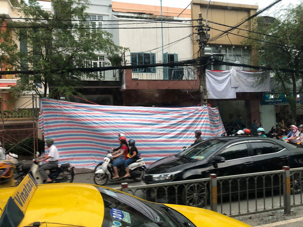 TP.HCM: Nổ gần trụ sở công an phường, nhiều xe máy cháy đen ảnh 1