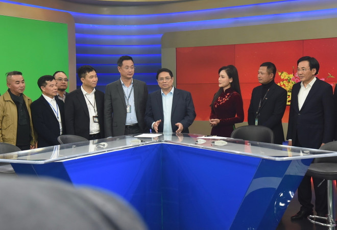 thu_tuong_kiem_tra_cong_tac_truc_thong_tin_cua_ttxvn_vtv_va_vov_7220352.jpg