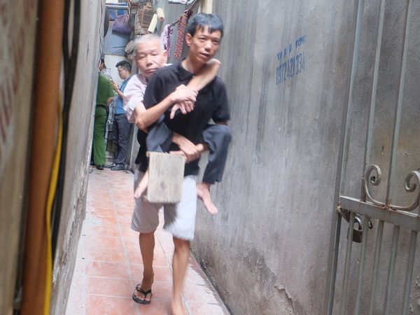 Cảnh báo nguy hiểm nhà xung quanh khu vực số nhà 43 phố Cửa Bắc ảnh 1