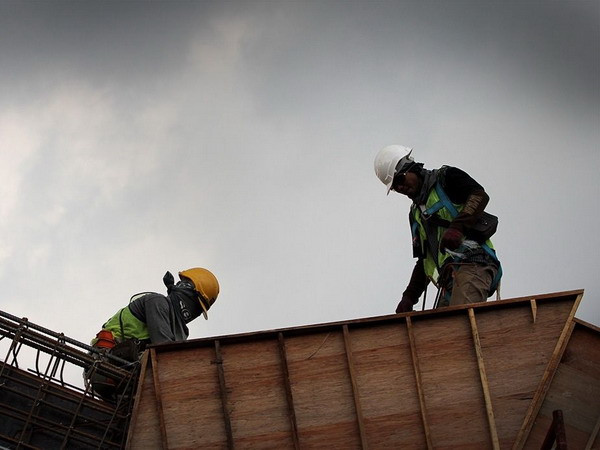 Malaysia bắt đầu tái tuyển dụng lao động ngoại bất hợp pháp ảnh 1